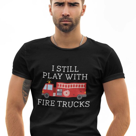 Ik speel nog steeds met brandweerwagens t-shirt