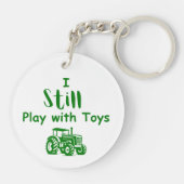 Ik Speel Nog Steeds Met Speelgoed Grappige Tractor Sleutelhanger (Achterkant)