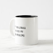 Ik speel Pickleball om mijn problemen te voorkomen Tweekleurige Koffiemok (Voorkant links)