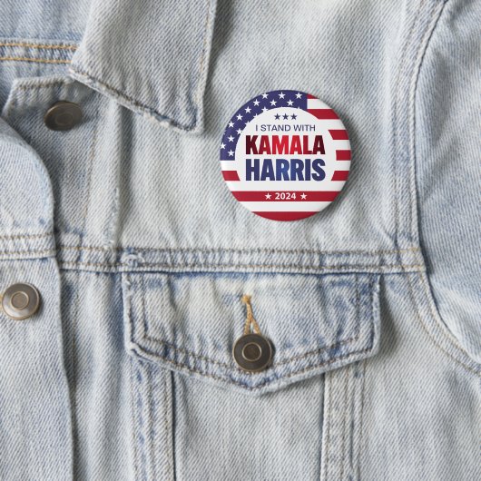 Ik sta met Kamala Harris Blue Red 2024 Button (In situ)