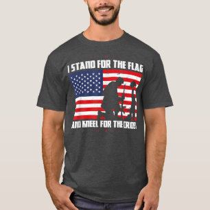 Ik sta voor de vlag en de neel voor het kruis van  t-shirt