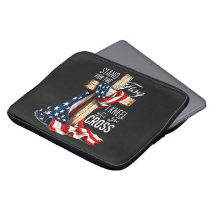 Ik sta voor de vlag en kniel voor het kruis laptop sleeve