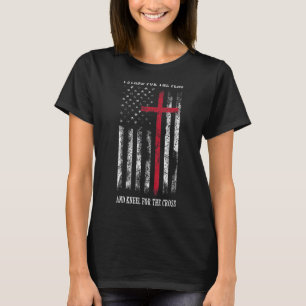 Ik sta voor de vlag en kniel voor het kruis shirt