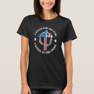 Ik sta voor de vlag, ik kniel bij het kruis t-shirt