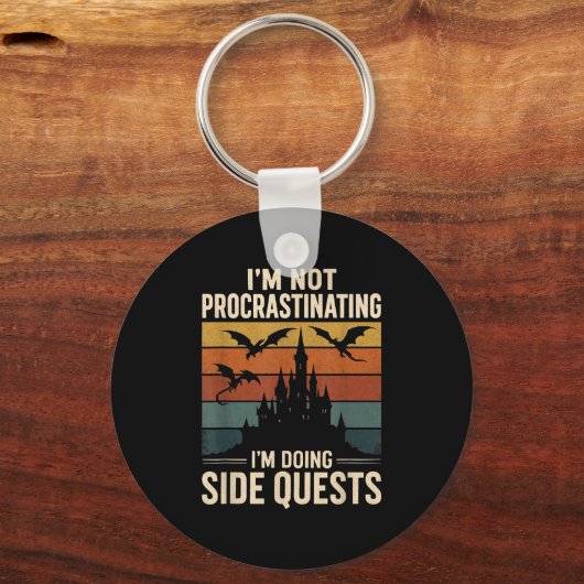 Ik stel niet uit dat ik side quests doe sleutelhanger (Voorkant)