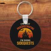Ik stel niet uit dat ik side quests doe sleutelhanger (Voorkant)