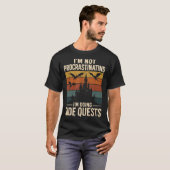 Ik stel niet uit dat ik side quests doe t-shirt (Voorkant volledig)
