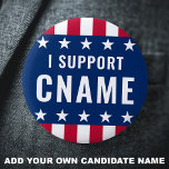 Ik steun de naam van de kandidaat voor politieke v ronde button 5,7 cm<br><div class="desc">Pinback knop badge met de tekst "Ik steun" en uw aangepaste kandidaat naam met blauwe en rode sterren en strepen randen.</div>