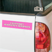 Ik steun de 'Women's Wrongs bumper' Bumpersticker (Op Truck)