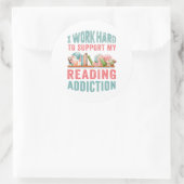 Ik steun mijn leesverslaving hard ronde sticker (Tas)