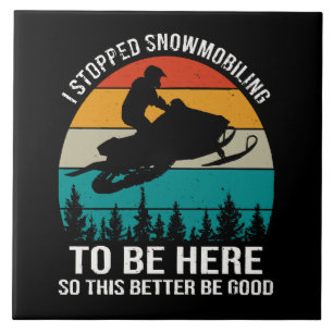 Ik stopte met snowmobilen om hier te zijn tegeltje