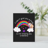 Ik stuur je een Sloth Hug-regenboog. Briefkaart (Staand voorkant)