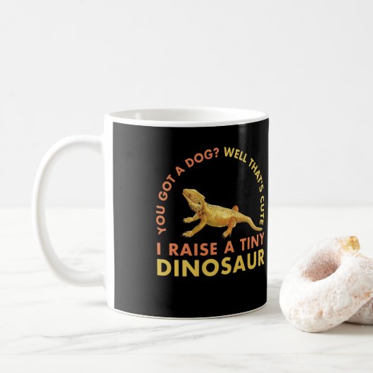 Ik trek een kleine dinosaur lizard reptielen op koffiemok (Met donut)