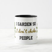 Ik tuinier zodat ik mensen niet stik mok (Midden)