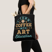 Ik verander koffie in kunstonderwijs leraar tote bag (Dichtbij)