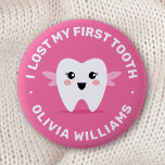 Ik verloor mijn eerste tandtandenfee roze badge ronde button 5,7 cm<br><div class="desc">Een badge met een beetje tandenfee op een hete roze achtergrond en de tekst "Ik ben mijn eerste tand kwijt" en de aanpasbare naam hieronder.</div>