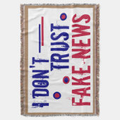 Ik vertrouw Fake News niet. Throw Blanket Deken (Voorkant Verticaal)
