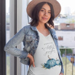 Ik verwacht een kleine pompoen baby jongen t-shirt<br><div class="desc">Elegant en rustiek T-shirt ontwerp met waterverf illustratie van blauwe pompoenen en bloemetjes. In de tekst staat "in verwachting van een kleine pompoen."</div>