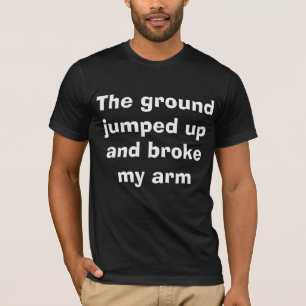 Ik verwijt de grond mijn gebroken arm t-shirt