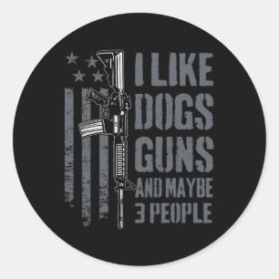 Ik vind geweren honden en misschien 3 mensen leuk ronde sticker
