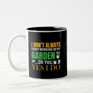 Ik vind het niet altijd leuk om in mijn tuin te we tweekleurige koffiemok
