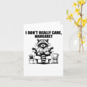 Ik vind Margaret Funny Meme Raccoon niet erg Kaart (Gele Bloem)