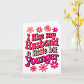 Ik vind mijn man een beetje jonger leuk Funny Husb Kaart (Gele Bloem)