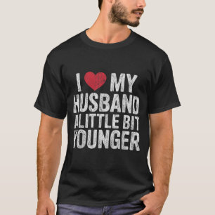 Ik vind mijn man een beetje jonger leuk Funny Retr T-shirt
