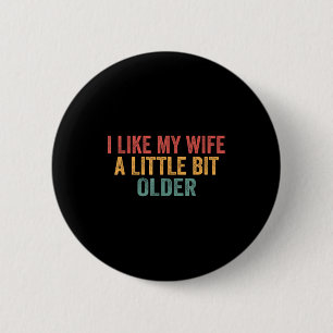 Ik vind mijn vrouw een beetje ouder leuk Funny ech Ronde Button 5,7 Cm