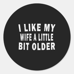 Ik vind mijn vrouw een beetje ouder leuk Funny Hum Ronde Sticker