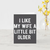 Ik vind mijn vrouw een beetje ouder leuk grappige kaart (Gele Bloem)