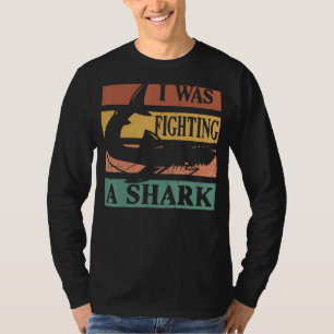 Ik vocht tegen een haaienarmletsel met een gebroke t-shirt