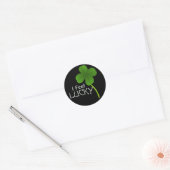 Ik voel me gelukkig met Four Leaf Clover Ronde Sticker (Envelop)