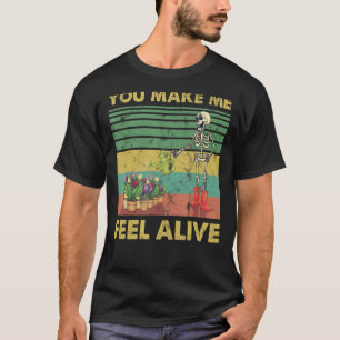 Ik voel me levend skelet Planten water geven T-shirt