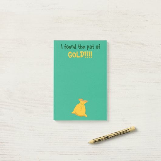 Ik vond de pot met gouden St. Patrick's Day Post-it® Notes (Op bureau)