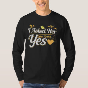 Ik vroeg haar en ze zei ja Verloving Red Hearts. T-shirt