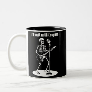 Ik wacht tot het een grappige Skeleton Guitar is Tweekleurige Koffiemok