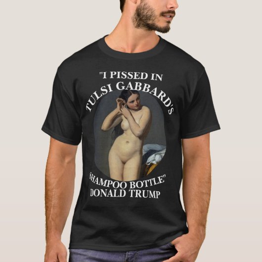 IK WAS PISSIG IN TULSI GABBARD'S SHAMPOO FLES TRUM T-SHIRT (Voorkant)