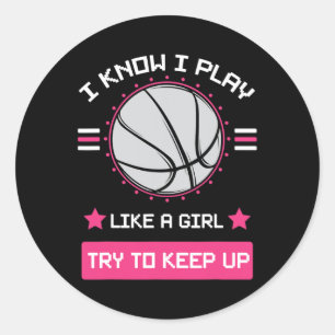 Ik weet dat ik speel als een meisje dat op Basketb Ronde Sticker
