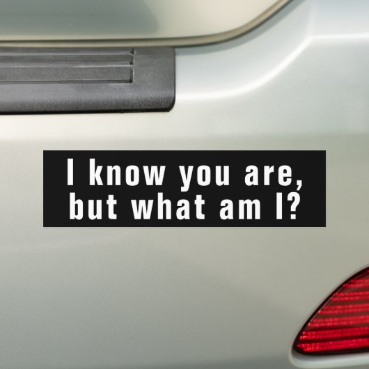 Ik weet dat je bent, maar wat ben ik? bumpersticker (Op auto)