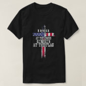 Ik weet het kruis en sta bij de vlag t-shirt (Design voorkant)