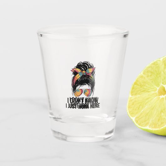 Ik weet het niet, ik werk hier gewoon Grappige sar Shot Glas (Voorkant)