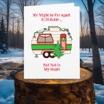 Ik wens je een vrolijk kerstfeest van een reiziger kaart<br><div class="desc">Ik wens u een vrolijk kerstfeest van de weg! Een schattige verjaardagskaart voor iemand die met Kerstmis op reis is. Een schattige camper in rood en groen versierd met kerstverlichting. Hand getrokken cartoon. Ik wens u een vrolijk kerstfeest en een avontuurlijk nieuwjaar.</div>