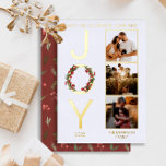 Ik wens u vredesliefde en vreugde met drie foto's  folie feestdagenkaart<br><div class="desc">Met het ontwerp voor You Peace, Love and "Joy"-kerstfeestdag, met een grote opening aan de linkerkant in "Joy" aan de linkerkant, met drie foto's van uw keuze aan de rechterkant. Voeg gewoon het jaar en uw familienaam toe om het ontwerp te voltooien. Op de achterzijde is een herhalingspatroon van vakantiegroen...</div>