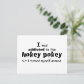 Ik werd toegewezen aan de Hokey Pokey Typografie Q Briefkaart (Staand voorkant)