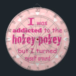 Ik werd toegewezen aan de Hokey Pokey Typografie Q Dartbord<br><div class="desc">Ik ben veroordeeld tot de Hokey Pokey.</div>