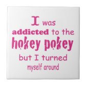 Ik werd toegewezen aan de Hokey Pokey Typografie Q Tegeltje (Voorkant)