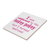 Ik werd toegewezen aan de Hokey Pokey Typografie Q Tegeltje (Zijkant)