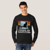 Ik werk aan computerapparatuur die de behuizing va t-shirt (Voorkant volledig)