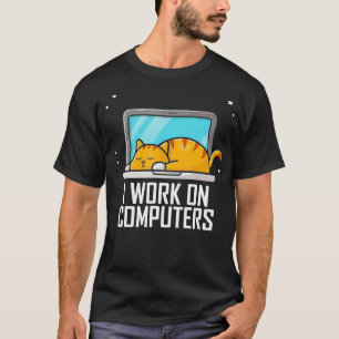 Ik werk aan computercomputers met een grappige tec t-shirt